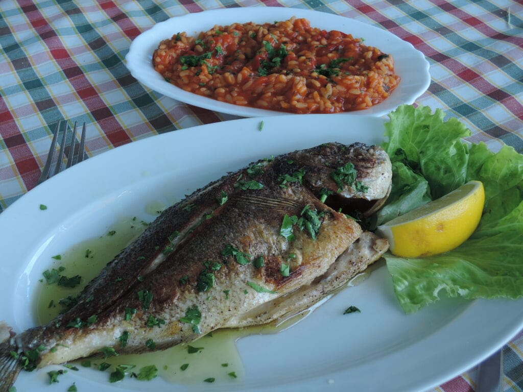 Fisk i alla former är självklart huvudföda på öarna. Vi varierade lite och åt bland annat mycket god gulash och välsmakande lasagne.