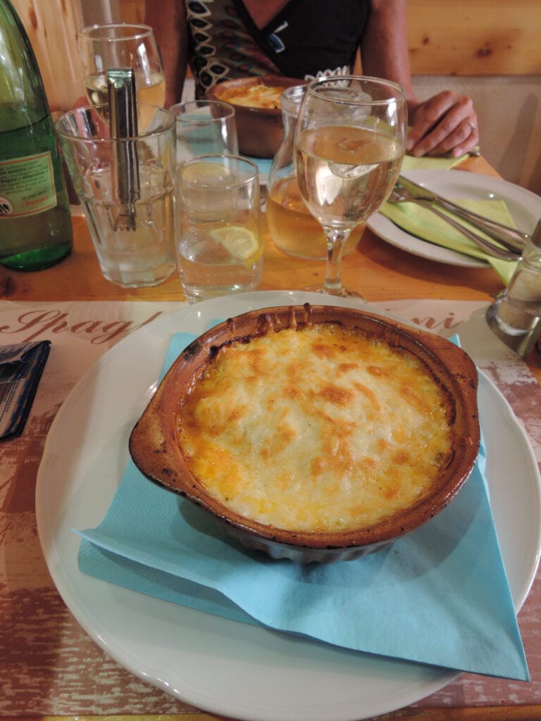 Fisk i alla former är självklart huvudföda på öarna. Vi varierade lite och åt bland annat mycket god gulash och välsmakande lasagne.