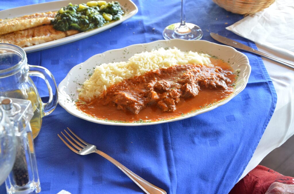 Fisk i alla former är självklart huvudföda på öarna. Vi varierade lite och åt bland annat mycket god gulash och välsmakande lasagne.